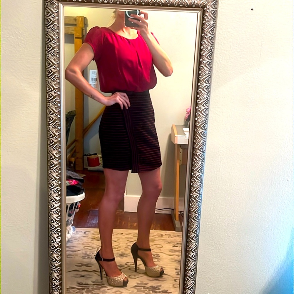 Super cute Dress, flowey on top and fitted on the bottom